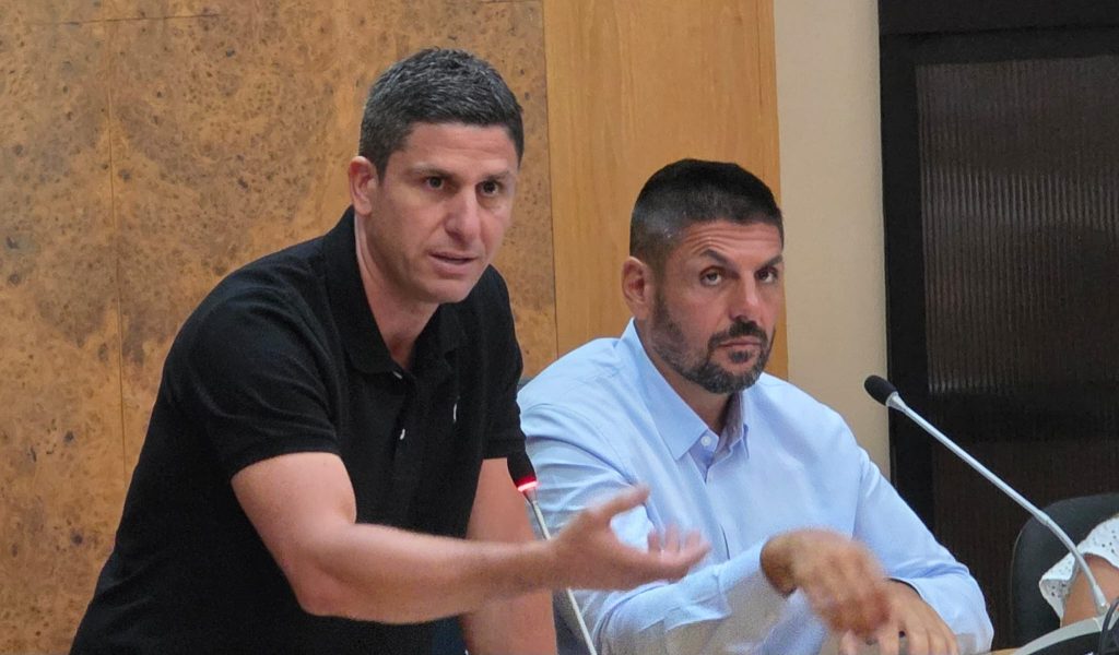 Alessandro Grando, sindaco di Ladispoli. Al suo fianco, il presidente del Consiglio comunale di Ladispoli, Carmelo Augello